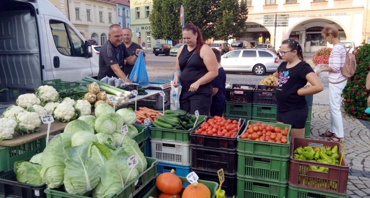 Sobotní trhy náměstí.jpg